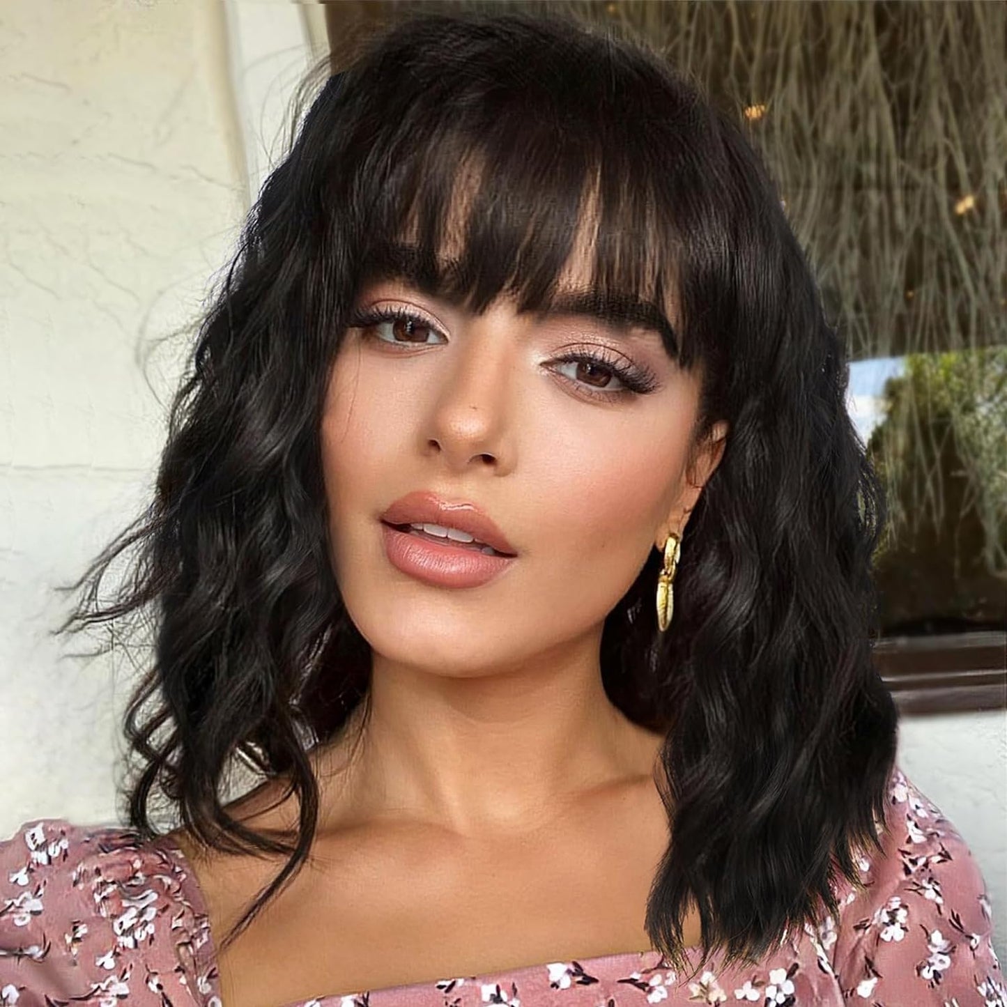 Short Wavy Wig with Bangs for Women Shoulder Length Bob Curly Women's Charming Synthetic Wigs with Natural Wavy Black To Brown Heat Resistant Hair for Daily Party Use